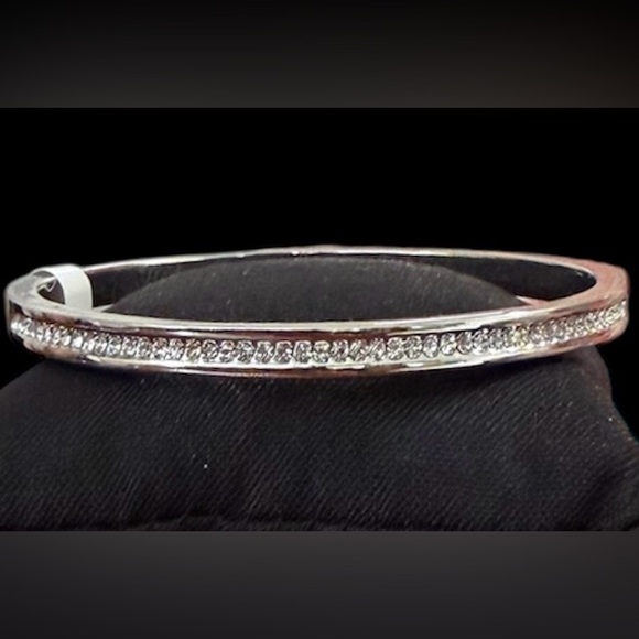 Jewelry - ELEGANT SILVER-TONE BLINGY BANGLE